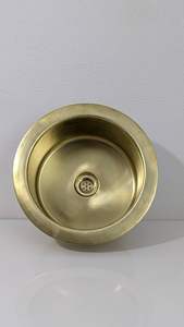 Évier en laiton traditionnel pour la décoration de salle de bain de maison d'honneur reflétant l'artisanat culturel et la beauté du métal - Product Image 5