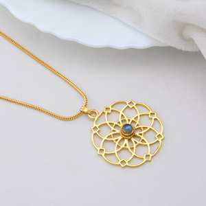 Pendentif en laiton plaqué or Labradorite Mandala Collier fait main Design floral Bijoux Boho Yoga Charme spirituel pour les femmes - Product Image 3