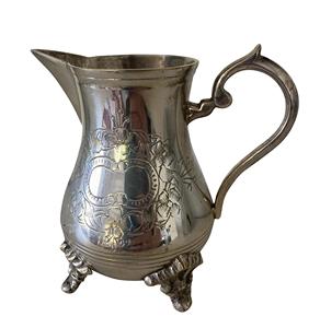 Pichet de service en métal au design gaufré de qualité supérieure avec poignée en laiton Pichet à jus de forme et de taille personnalisées à bas prix. - Product Image 6