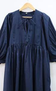 เดรสสั้นสีกรมท่าเดรสยาวสีฟ้าทึบคอลึกและสายรัดหน้าอกปิด - Product Image 2