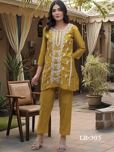 Conjunto de Kurti y Pantalón de Estilo Indo-Occidental para Uso Diario, Tela de Rayón Puro, Corto, Moderno y Elegante para Mujeres o Niñas - Product Image 5