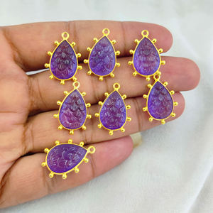 Colgante tallado de piedras preciosas de amatista, bisel de oro Vermeil, tallado de flores, abalorios en forma de pera, hallazgo de joyería - Product Image 3