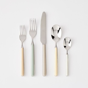 Ensemble de couverts à manche en résine blanche au design élégant et moderne, parfait pour les repas de tous les jours en famille et les occasions spéciales - Product Image 6