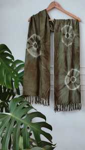 Bufanda de Algodón Khaki con Estampado Floral Estilo Tie Dye y Flecos para Mujer, Marca Ecoprint - Product Image 2