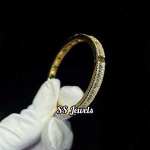 Bracelet de style bracelet pour femme de luxe en or jaune 10 carats avec diamant baguette et coupe VVS Lab Grown Diamond Channel Set Bracelets - Product Image 4