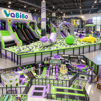 Aire de jeux intérieure commerciale avec fosse à mousse, trampoline, parcours ninja, toboggan en forme de bol, toboggans tubulaires et obstacles d'escalade pour FEC clé en main