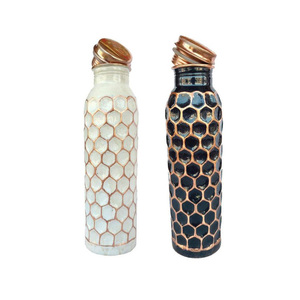 Bouteilles en cuivre de couleur noir et blanc de conception antique ensemble le plus vendu de deux bouteilles d'eau en cuivre de la plus grande qualité pour verres - Product Image 1