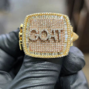 Bague de mariage et de fête pour homme, style hip-hop, plaquée or 10 carats, rhodiée, sans nickel, avec moissanite VVS, personnalisée - Product Image 1