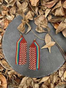 Boucles d'oreilles pendantes en acrylique à perles, style classique exclusif, bijoux artistiques haut de gamme pour femmes, mode quotidienne et de soirée, par un tiers - Product Image 4