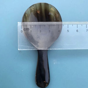 Cuillère en corne de buffle naturelle, fabriquée à la main et polie, parfaite pour servir des épices, des condiments ou pour une utilisation décorative sur la table, de haute qualité - Product Image 1