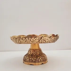 Elegante Soporte para Pastel de Metal Dorado con Diseño de Uvas Grabado para Ocasiones Especiales, Bodas y Exhibición de Buffet, de la India - Product Image 6