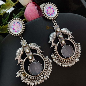 Elegantes pendientes plateados con diseño de pez hechos a mano Monalisa Stone para niñas Casual & Party Wear para regalo - Product Image 1