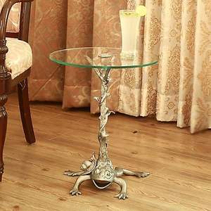 Table en aluminium floral au design haut de gamme avec surface en verre trempé, parfaite pour les salons luxueux ou les espaces de vie formels - Product Image 4