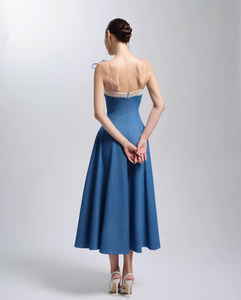 Robe bleue élégante évasée avec détail de fleur d'épaule personnalisable OEM/ODM fabriqué au Vietnam - Product Image 4