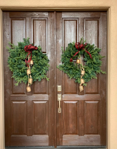 AK Latón Atractivo Metal Vaca Campanas Acabado antiguo Juego de 4 Campanas individuales en cuerda Campanas colgantes decorativas para decoración de Navidad - Product Image 5