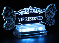 Panneau de réservation VIP triangulaire en acrylique lumineux personnalisé avec nom LED pour bar, club, discothèque, événement