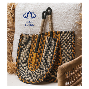 พัดลมทอจากหญ้าทะเลแนววินเทจคุณภาพสูง-ศิลปะติดผนังแบบยั่งยืนที่ทำด้วยมือในเวียดนาม! -ดอกบัวสีน้ำเงิน - Product Image 1