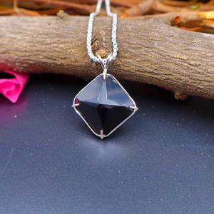 Elegante colgante de piedra preciosa negra facetada con engaste de metal plateado, perfecto para colecciones de joyería de moda, piedra preciosa al por mayor - Product Image 5