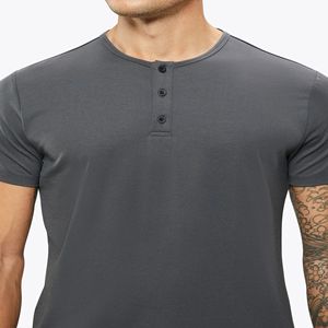 Camiseta de algodón de manga corta para hombre de punto con botones y cuello Henley gris con logotipo personalizado - Product Image 3