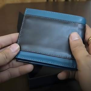 Cartera Bifold de Cuero Premium en Dos Tonos Azul Oscuro y Azul Verde Azulado para Hombre con Múltiples Ranuras para Tarjetas, Ventana para Identificación y Bolsillo con Cremallera para Monedas - Product Image 5