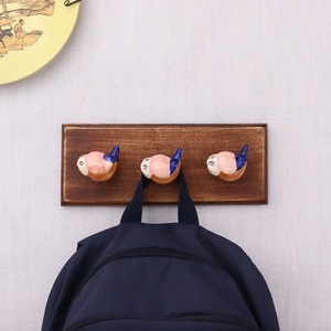 Venta al por mayor de cerámica pájaros azules ganchos montados en la pared de madera hecha a mano de alta resistencia ganchos para Batas - Product Image 5