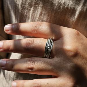 Elegante anillo de tres bandas giratorias con diseño popular de piedras preciosas de plata Lisa para fiesta de boda o anillo giratorio elegante de compromiso - Product Image 2