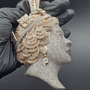 จี้เพชรโมอิสซาไนต์ VVS คุณภาพสูง สไตล์ฮิปฮอป ประดับเพชรเต็มตัว ดีไซน์หน้าควีน เงินแท้ 925 ราคาถูก - Product Image 1