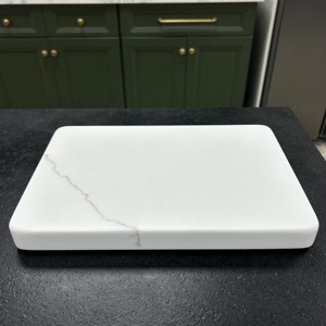 Planche à découper et à servir carrée en marbre blanc élégant, parfaite pour les cours de cuisine, les ateliers culinaires et les chefs à domicile en provenance d'Inde - Product Image 2