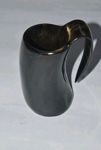 Chope à bière en céramique Viking de haute qualité Poignée en corne de buffle sculptée Unique Accessoire de retour à l'école parfait - Product Image 2