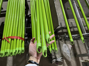 Manche de balai en bois d'eucalyptus avec revêtement protecteur en PVC |   Motifs de fleurs, de pandas et de grain de bois - Product Image 5