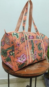 Bolsa de lona acolchada de algodón estampada hecha a mano con estampado floral naranja | Weekender Durable Sport Gym & Travel Bag - Product Image 3