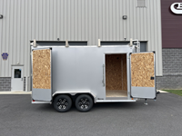 Remorque fermée 7x14 avec échelle latérale et supports sur le toit, prix avantageux, remorque fermée 7x14 à portes battantes à vendre