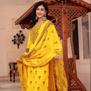 ชุดคุर्ตาผ้าฝ้ายสีเหลืองสำหรับผู้หญิง ดีไซน์หรูหรา พร้อมกางเกงและผ้าคลุมไหล่ ปักลายสวยงาม เหมาะสำหรับทุกโอกาส ราคาขายส่ง - Product Image 1