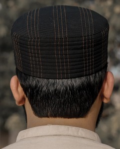 Bonnet de prière musulman soigneusement adapté pour hommes avec un design cousu parfait pour les occasions de sports de plein air du Ramadan Eid - Product Image 2