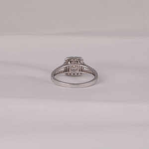 Anillo de compromiso de oro sólido de 18KT para mujer de lujo, corte de diamante cultivado en laboratorio, ajuste de Halo clásico certificado IGI, regalo de cumpleaños perfecto - Product Image 4