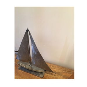 Escultura moderna de aluminio fundido que expresa un movimiento elegante, una forma equilibrada y el espíritu de la innovación artística. - Product Image 2