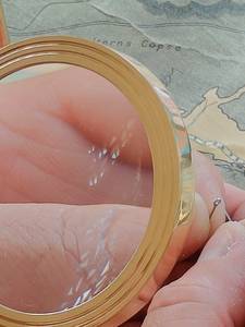 Loupe moderne en laiton écologique sur un support de table - Product Image 4