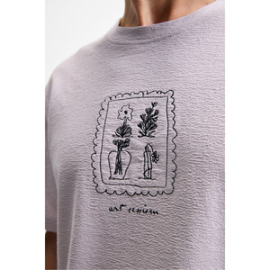 GRIMELANGE DAPPERLY เสื้อยืดคอกลมผ้าฝ้ายออร์แกนิกพิมพ์ลายด้านหน้าและลายปักสำหรับผู้ชาย - Product Image 5