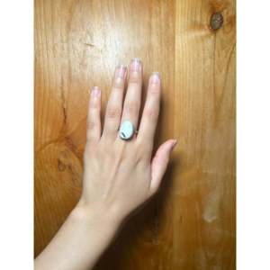 Anillo de Campeonato Navajo Hecho a Mano con Búfalo Blanco y Plata de Ley, Engaste de Bisel con Baño de Oro Rosa, Talla 8, Elegante y Moderno, Regalo Ideal - Product Image 1
