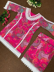 Ensemble Kurti imprimé Georgette léger à la mode tenue traditionnelle indienne avec dentelle au crochet pour le brunch et les sorties d'été - Product Image 2