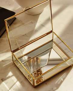 Boîte de défilement attrayante en verre métallique avec un design durable de haute qualité pour un rangement sûr des objets de valeur et un présentoir de table élégant - Product Image 5