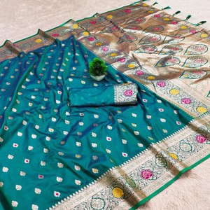 Sari de Seda Banarasi Suave VASTRA COTTAGE con Motivos Pequeños de Zari Meenakari, Borde de Pallu Meenakari y Borlas con Blusa de Seda - Product Image 2