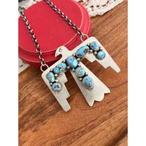 Collier ras du cou en argent sterling et turquoise Golden Hills de Russell Sam, motif Aigle Tonnerre, forme animale unique, idéal pour les cadeaux - Product Image 3