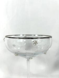 Изысканное купе с шампанским, предназначенное для праздничных тостов или праздничных встреч - Product Image 3