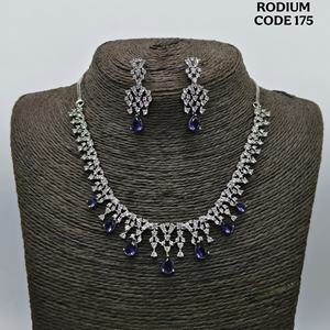 Conjunto de collar y pendientes de diamantes americanos de primera calidad, joyería ligera y glamorosa para uso nupcial y ocasiones festivas - Product Image 4