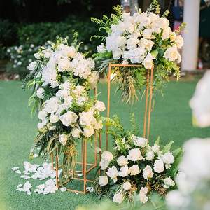 Support à fleurs en métal doré au look unique pour la table de mariage, arrangement floral, vase à fleurs géométrique pour la décoration - Product Image 5