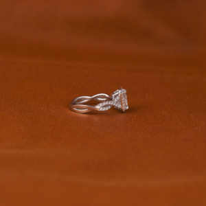 Anillo de compromiso de corte radiante de 1,5 CT de oro blanco de 14KT Anillo de ajuste de racimo de pavé de diamante cultivado en laboratorio con certificado IGI - Product Image 6