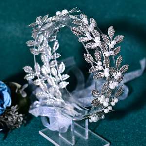 Diadema Bridella BHP353-S con Perlas Plateadas y Cristales de Aleación, con Ajuste Cómodo para Bodas Elegantes - Product Image 5