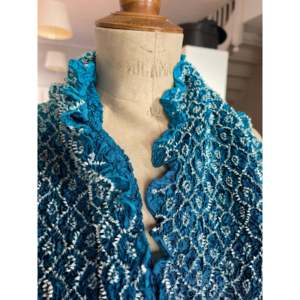 ผ้าพันคอไหมหรูหรา Bandhani Thousand Dot ลายวาดมือ ดีไซน์ลายปะการัง ผ้าซาตินยาว สำหรับฤดูใบไม้ผลิและฤดูร้อน - Product Image 6