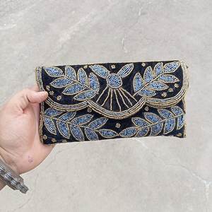 Pochette perlée de velours noir, sac de soirée d'embrayage de mariage Floral bleu, pochette perlée à la main avec bandoulière tressée, sac à main rétro - Product Image 4